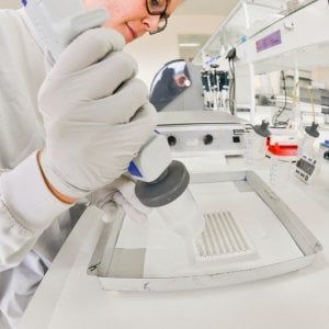 Via libera dell'Aifa alla terapia anti cancro Molmed: 149 mila euro a infusione
