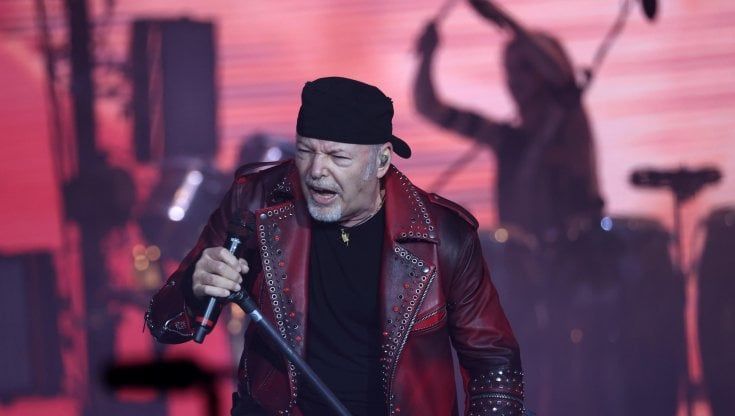 Vasco Rossi infiamma Milano: ottantamila sulle note di un rock atteso due anni 