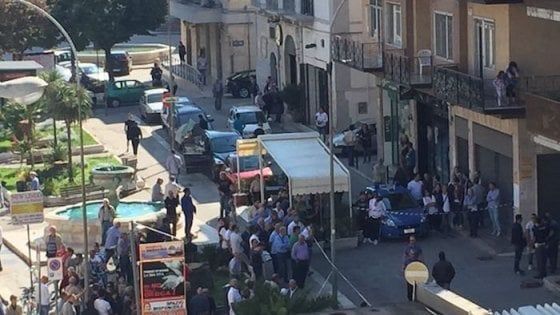 Cerignola, commando spara tra la folla in centro e rapina un portavalori: ferito un vigilante