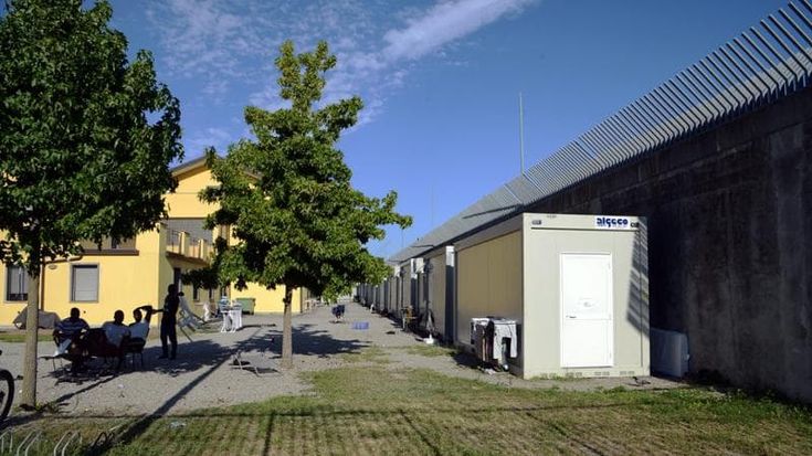 Il caso via Corelli, Piantedosi: “I Cpr spesso sono vandalizzati dalle persone migranti che ospitano”. Protestano le opposizioni: “Governo cinico”