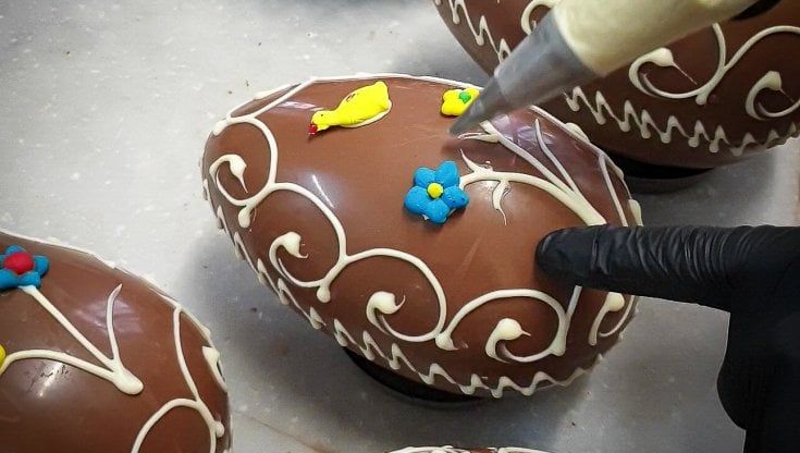 La cioccolateria Croci che da novant’anni produce grandi uova pasquali
