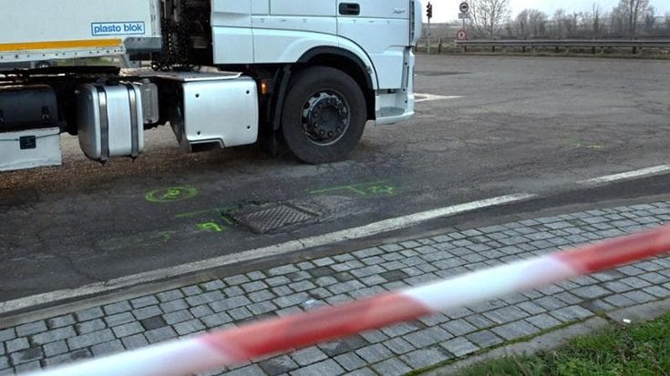 Gaggiano, ciclista di 65 anni muore schiacciato da un camion
