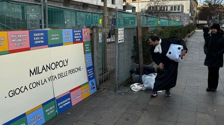 Urbanistica, protesta creativa delle Famiglie sospese: “Milanopoly, gioca con la vita delle persone”