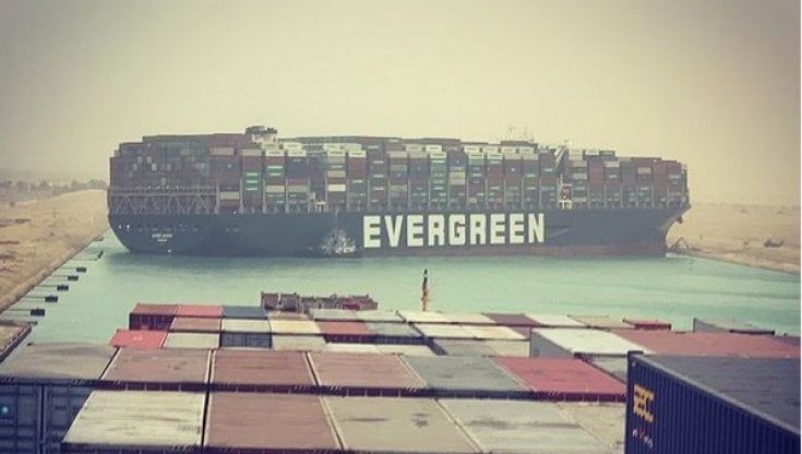 Il Canale di Suez è ancora bloccato, la portacontainer rimane incagliata