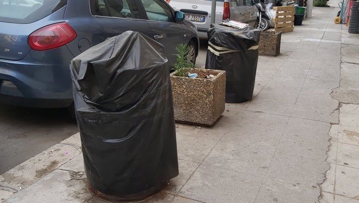 Due fusti con sostanze pericolose abbandonati in via Papa Sergio, residenti in allarme