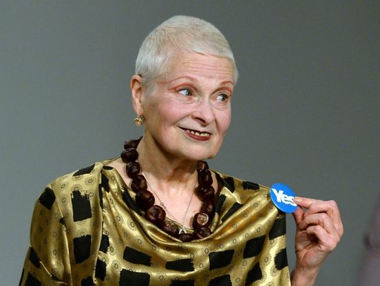 Scozia, le modelle di Vivienne Westwood in passerella per il "s&igrave;"