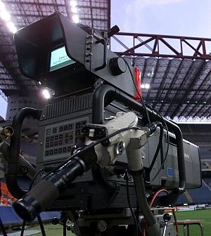 Diritti tv Serie A, assegnazione rinviata. Sky e Mediaset cercano un accordo