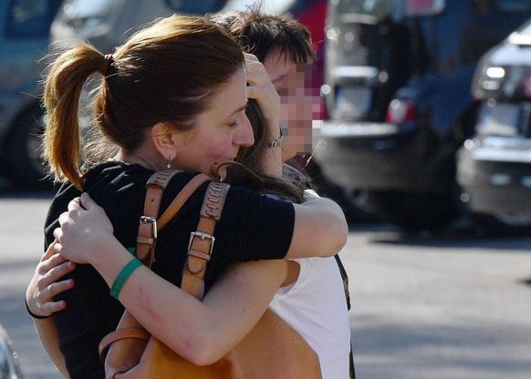 Milano, autista dà fuoco a scuolabus: gli studenti riabbracciano i genitori
