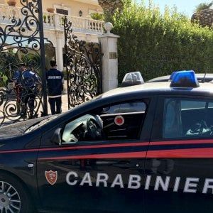 Bisceglie, mette in fuga i ladri e cade dal balcone al secondo piano: rimane ferito