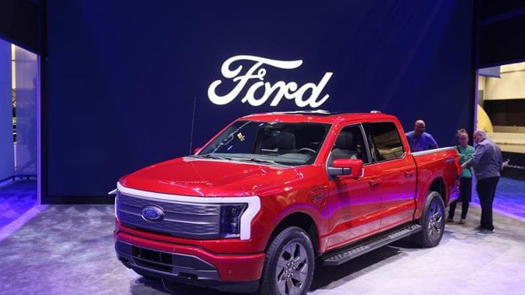 Oltre 100 miliardi in fumo, il conto dell’elettrico pesa sui costruttori di auto in Europa e America