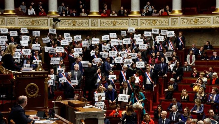 Francia, il parlamento adotta la riforma delle pensioni: il governo Borne si salva per nove voti