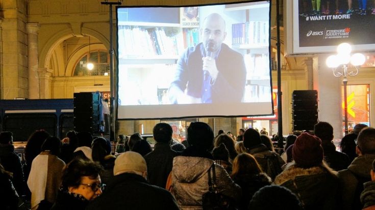 Folla e maxischermo in piazza: Roberto Saviano a Firenze racconta la nuova camorra
