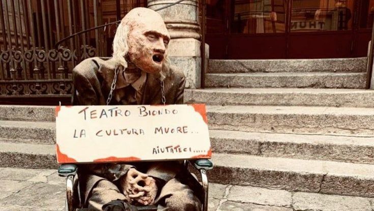 Una mummia simbolo della morte della cultura: la protesta dei dipendenti del Biondo 