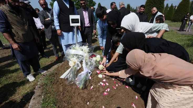 Petali di rose per l’addio al piccolo Muhammad, caduto dalla finestra di casa