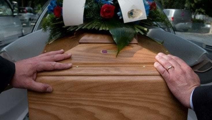 La bara sfugge al portatore, si apre e la defunta cade: shock al funerale. “Momenti di imbarazzo”