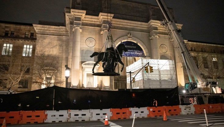 New York, il Museo di storia naturale rimuove la controversa statua di Roosevelt 
