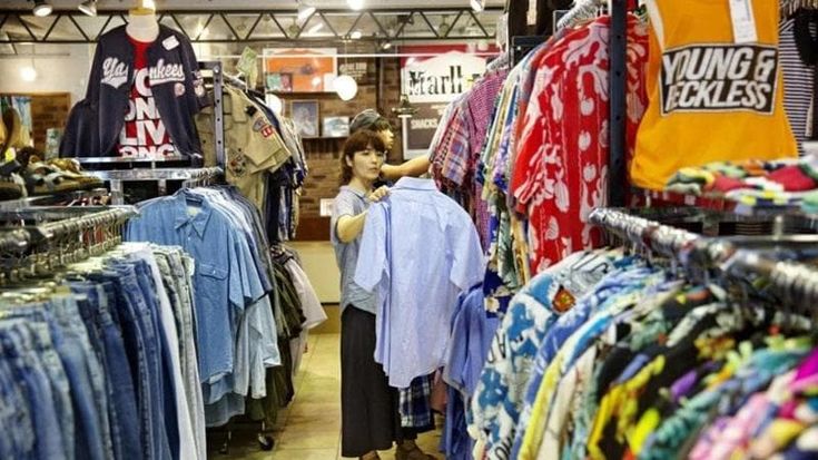 Abiti di seconda mano, il mercato funziona, ma le condizioni di lavoro nel tessile restano ostili
