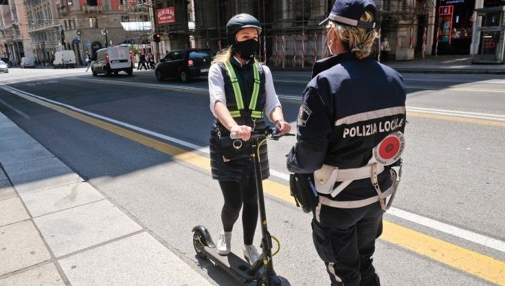 Genova, senza casco in monopattino ma il Comune sbaglia ordinanza: multa annullata