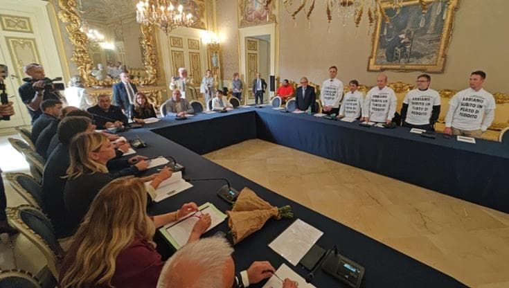 La crisi dell’olio arriva a Bari, olivicoltori e sindaci dalla prefetta: “Il governo intervenga”
