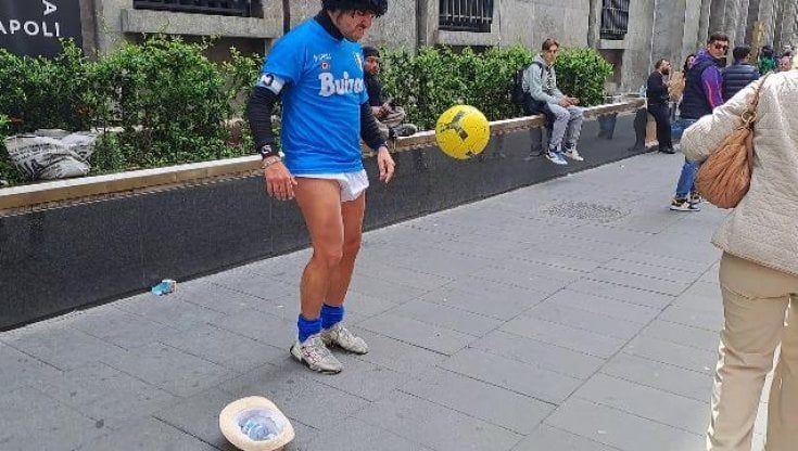 Palleggi e spettacolo: il sosia di Maradona in via Toledo