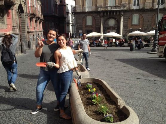 Volontari di Cleanap ripuliscono le aiuole di piazza San Domenico Maggiore