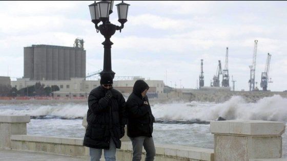 Bari, raffiche di vento e pioggia: volo Ryanair dirottato a Brindisi e ritardi di 40 minuti