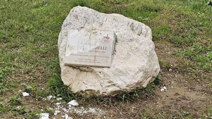 Vandalizzata ancora la lapide in memoria di Pino Pinelli a San Siro. L’Anpi: “Il Comune la ripristini”