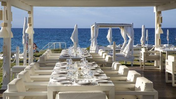 Il mare negli occhi (e i piedi sulla sabbia): quando la cena è quasi sulla spiaggia