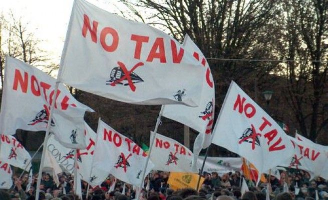 Blitz NoTav davanti gli hotel<br />per svegliare i poliziotti