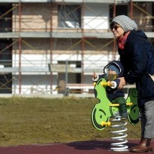 Bologna, aggredisce mamma e picchia neonato in strada