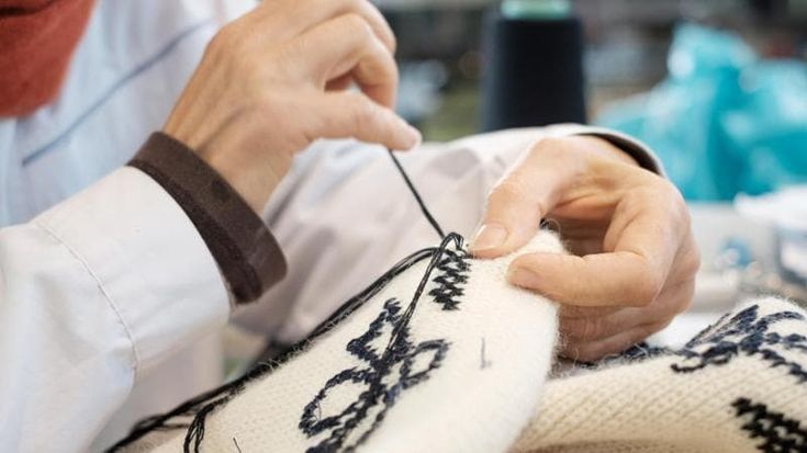 La tradizione di Borgo Cashmere, regina dei tessuti di lusso, che ha scelto di restare umana