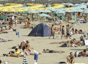 Rimini, ronde in spiaggia<br />contro i venditori abusivi