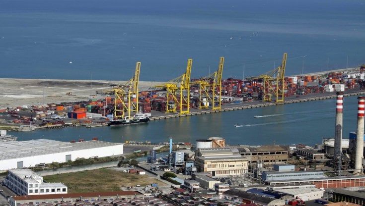 Livorno, incidente sul lavoro al porto: muore colpito da un cavo. Domani due ore di sciopero