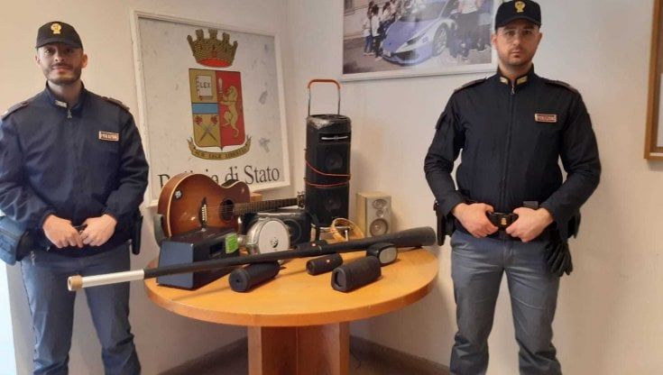 Chitarre sequestrate come mitra e poliziotti in posa accanto, lo scatto è virale. E a Roma scoppia la polemica