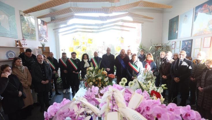 Lacrime e fiori, Casalecchio 35 anni dopo ricorda la strage del Salvemini dove morirono 12 studenti