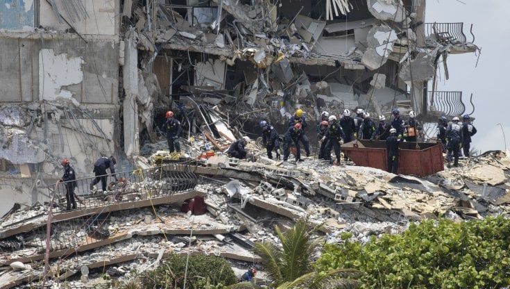 Miami, 5 morti e 156 dispersi nel crollo del condominio. "Non si sentono più rumori"