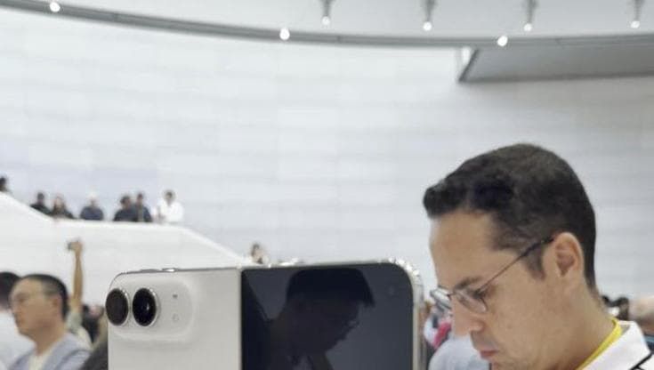 Il primo smartphone pieghevole di Apple: presentato in California iPhone Duo