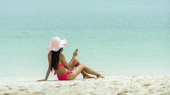 Il cybercrime non va in vacanza. Attenzione alle reti wi-fi aperte sotto l'ombrellone 
