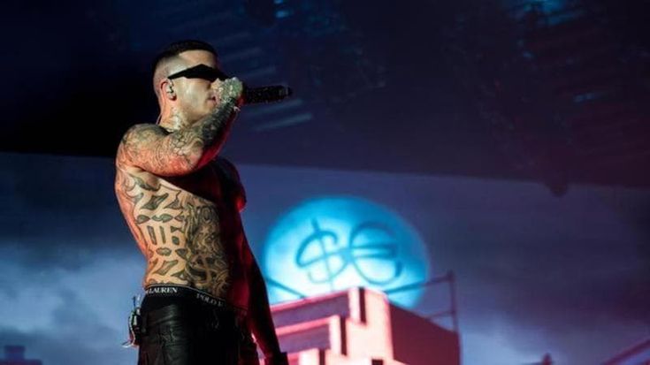 Sfera Ebbasta, effetti e lanciafiamme sul palco per il gran ritorno alla trap
