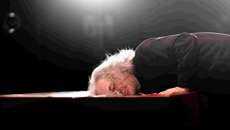Bergonzoni, venti minuti di applausi: show visionario e giochi di parole. “Sono un pazzo carrabile”