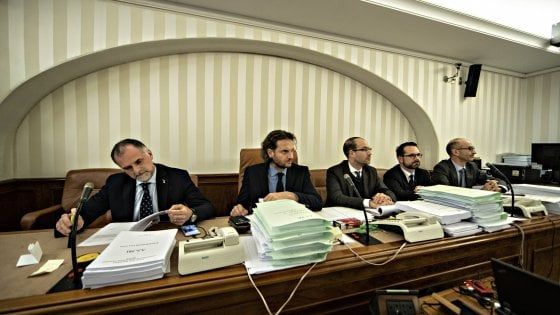 Manovra, caos al Senato: Pd abbandona la Commissione: "Umiliati". Pesco (M5s) in Aula: "Lavori non finiti, che fare?"