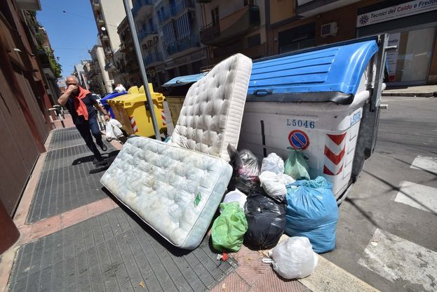 Bari, netturbini in sciopero: le strade invase dai rifiuti