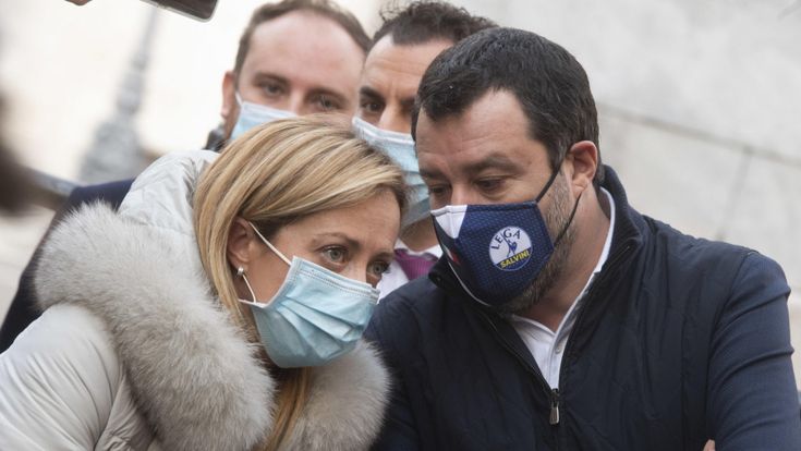 Crisi di governo, il no al voto di Salvini e Berlusconi. Meloni si infuria e vuole un vertice