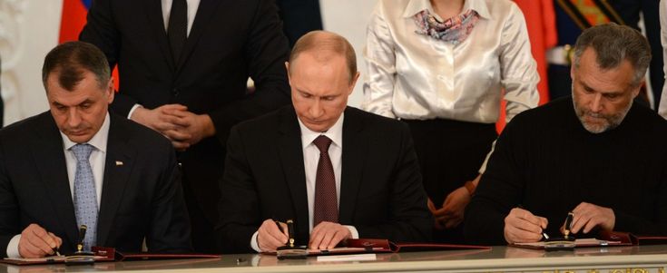 Crimea, firmata annessione alla Russia. Assalto a base della Marina di Kiev. Primo soldato ucraino ucciso