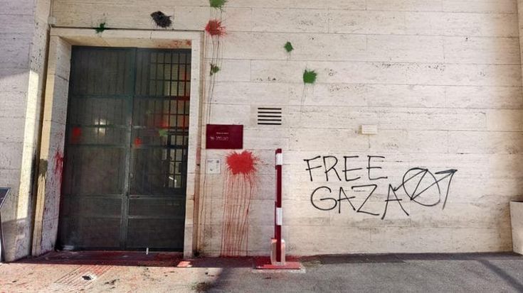 Sapienza, studenti in corteo per Gaza: vernice contro il rettorato. Meloni: “Figli di papà”