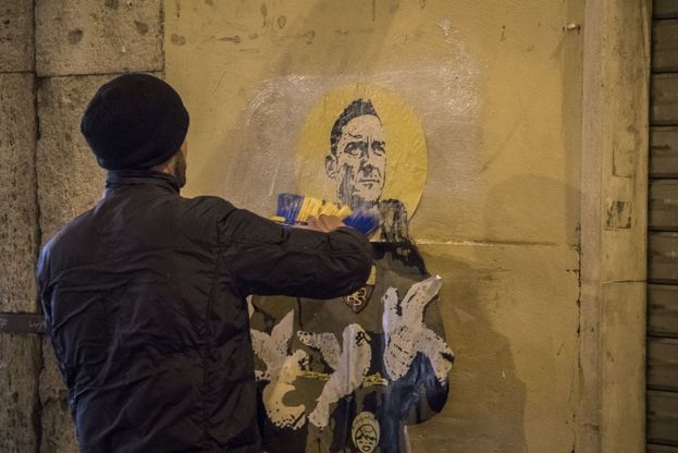 Il bacio tra Salvini e di Maio e Totti vestito da San Francesco: spuntano i murales di TVBOY a Roma