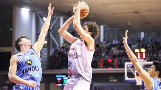 Basket, Reggio Emilia vince il recupero con Cremona