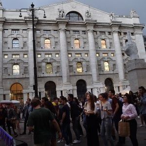 Ipotesi di governo Lega-M5s, Piazza Affari in rosso. Tensione sullo spread