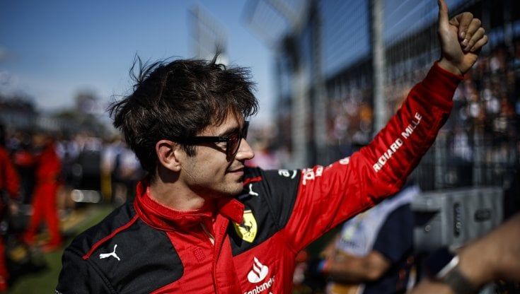 Leclerc ai tifosi: "Sapete dove abito, ma rispettate la mia privacy. Se suonate non scendo a firmarvi l'autografo"