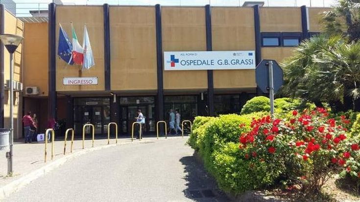 Uomo di 86 anni travolto da una moto in corsa a Ostia: è gravissimo